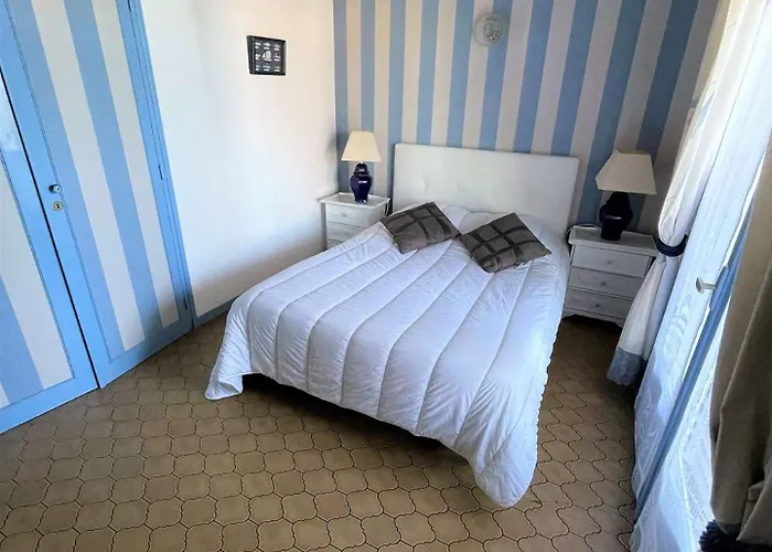 Ref 277 Les Bourdaines , A Proximite Immediate De La Plage, Patio Classee 2 Etoiles , 8 Personnes Villa Seignosse
